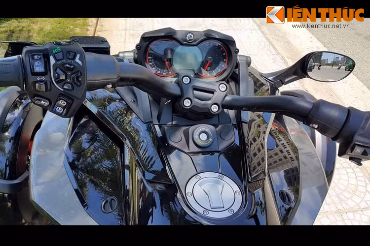 Với tay lái cao, tư thế ngồi trên F3-S rất thoải mái, tương tự một chiếc môtô Cruiser. Can-Am còn đưa ra chương trình UFIT để giúp khách hàng đặt một chiếc F3-S phù hợp với khổ người nhất. Xe được trang bị hệ thống giữ ga tự động (cruise control), khoá điện tử và bảng đồng hồ như trên ô tô.