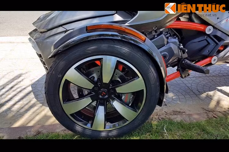 Bên cạnh đó, chiếc xe còn được trang bị 2 bánh trước được phay nguyên khối, sau đó sơn kết hợp màu đen bóng khoẻ khoắn.