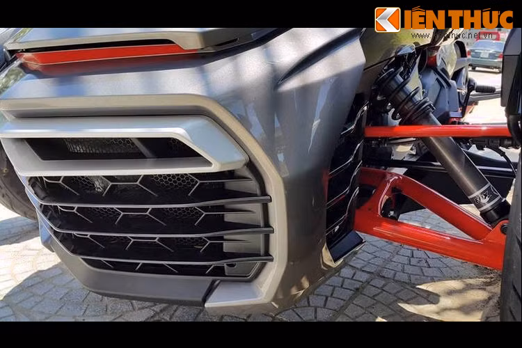 Từng đường nét trên F3-S đều được thiết kế với vẻ cứng cáp và mạnh mẽ. Là một mẫu mô-tô 3 bánh "lai" giữa ô tô và xe máy, chiếc xe có giảm xóc trước dạng push rod và monoshock ở bánh sau.