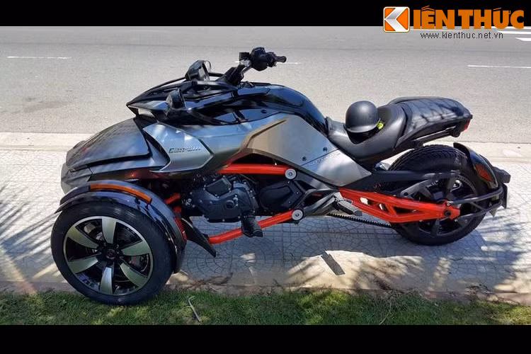 Chữ "S" trong F3-S là viết tắt của "Sport", ám chỉ rằng xe có nhiều tính năng thể thao hơn bản F3 thường. Ngay từ cái nhìn đầu tiên, F3-S đã nổi bật hơn hẳn bởi bộ khung chữ Y sơn màu đỏ tươi.