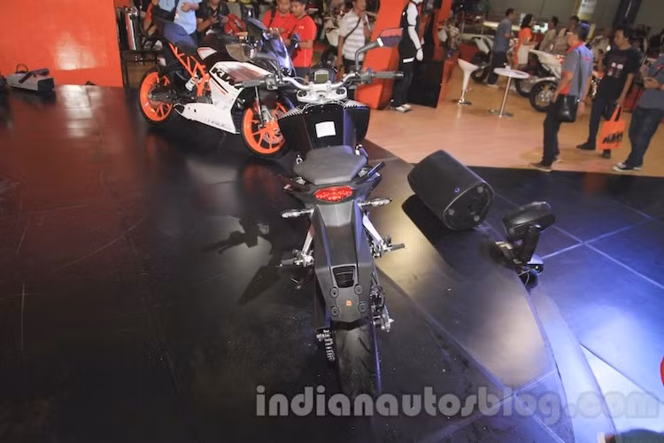 2 mẫu xe này sử dụng chung gần như tất cả các chi tiết chính, từ khung, động cơ tới bánh xe, hệ thống giảm xóc và phanh.