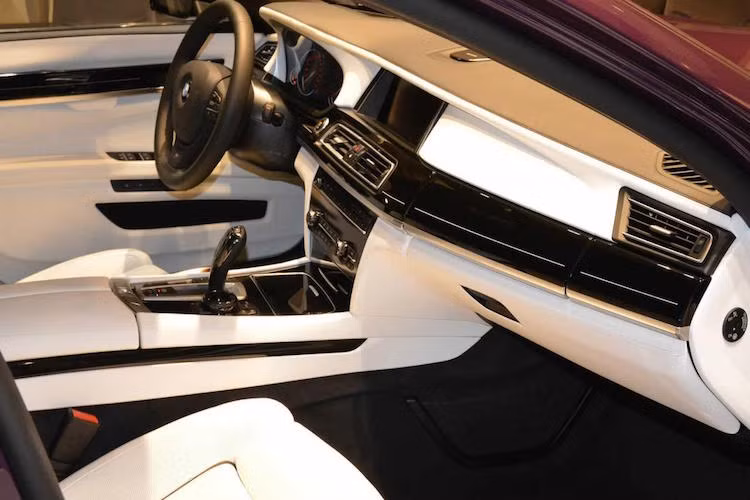 Các chi tiết ốp có màu đen bóng, thuộc gói trang bị BMW Individual Piano Black trim.