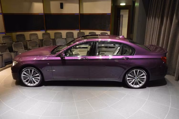 Thông qua chương trình BMW Individual, chủ nhân của chiếc 7 Series này đã đặt sơn màu tím Twilight Purple độc đáo.