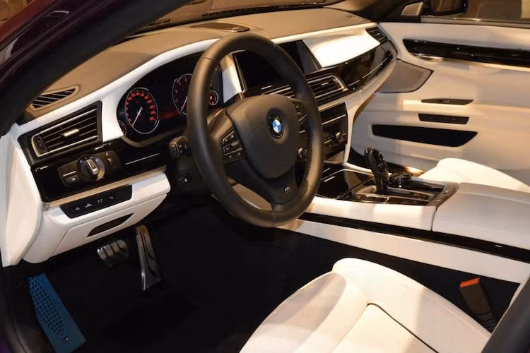 Nội thất của chiếc 760Li này cũng được BMW Individual "chế tác" lại với da tông màu trắng Opal White Merino.
