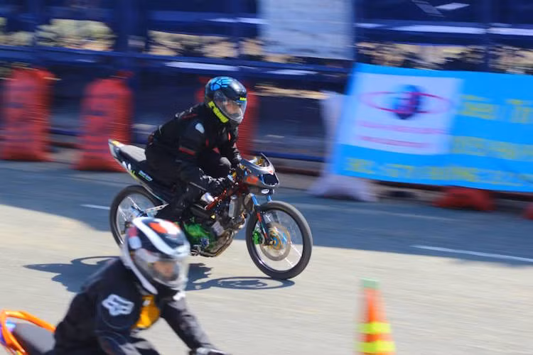 Trong 2 ngày cuối tuần, đã có hơn 3000 người hâm mộ đến theo dõi và cổ vũ các tay đua thi đấu.