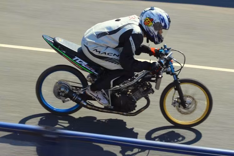 Nhờ sự tổ chức quy củ, những chiếc "xế độ" đã có thể phát huy hết nội lực trên 400m đường thẳng.