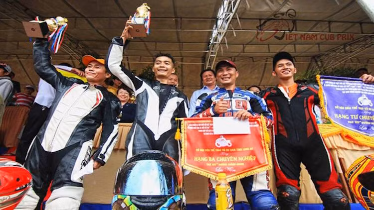 Kết quả chung cuộc giải đua 125cc (hệ chuyên nghiệp): Hạng 1- Đồng Quốc Tài CLB Thái Nguyễn Q.Bình Tân. Hạng 2 - Nguyễn Minh Nhựt CLB Sang Bu Gia Kiệm - Đồng Nai. Hạng 3 - Đỗ Chí Khai CLB Thanh Bà Rịa - Vũng Tàu. Hạng 4 - Huỳnh Minh Sang CLB Vinh Long Thành - Đồng Nai.