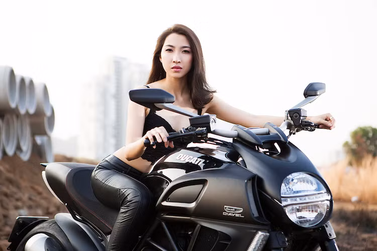 Bên cạnh động cơ như superbike, Diavel cũng được trang bị hàng loạt các phụ tùng "hàng khủng" khác có nguồn gốc từ xe thể thao như phanh Brembo, phuộc Ohlins...