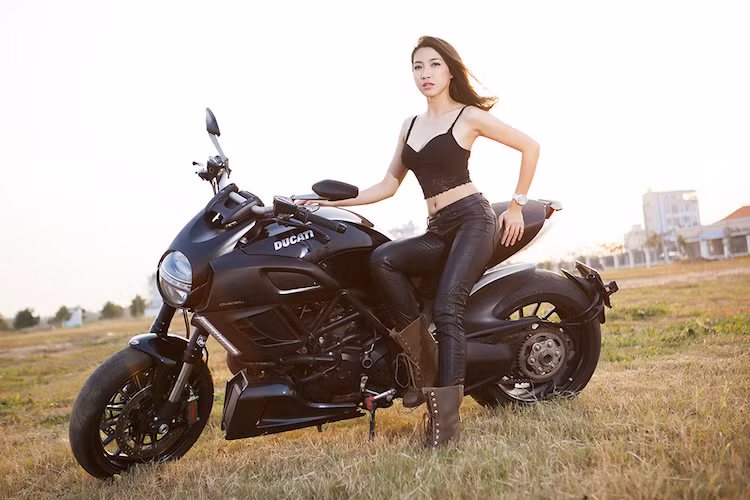 Theo những chuyên gia đã từng trải nghiệm Diavel, họ cũng khó có thể định nghĩa được nó là một chiếc cruiser cực "ngầu" hay là một trong những chiếc sportbike thú vị nhất từng được sản xuất.