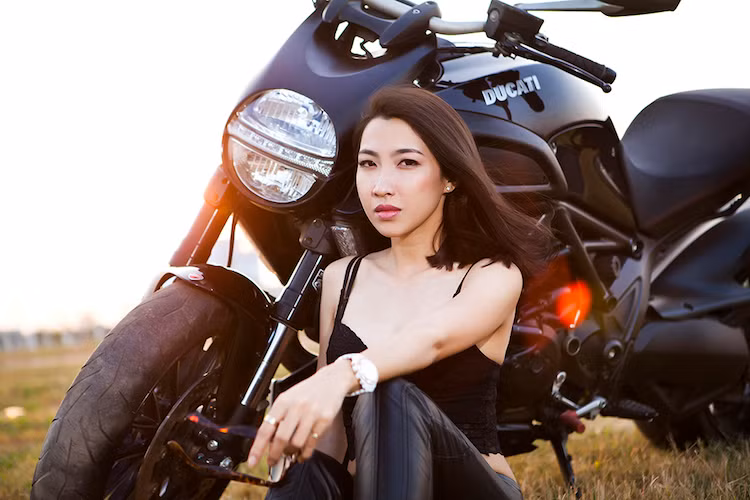 Tại Việt Nam, Ducati Diavel khi ra mắt có giá chính hãng khoảng 670 triệu đồng cho phiên bản thường và 787,5 triệu đồng cho bản Carbon.