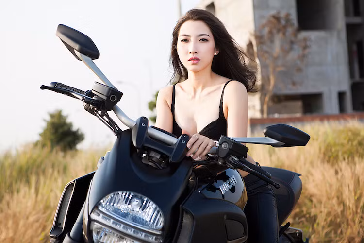 Đồng thời, Diavel cũng giúp đưa thương hiệu môtô Ducati tới nhiều phân khúc khách hàng hơn. Theo thống kê tại Mỹ, đa số những người mua Diavel đều trên 50 tuổi.