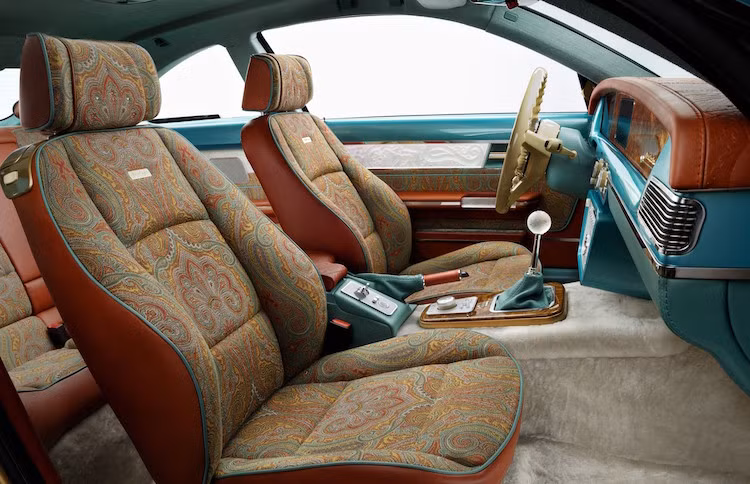 ... Tới loại vải màu đặc biệt, gợi tới không gian ấm cúng trong những căn phòng sang trọng theo truyền thống Nga. Thêm tiền, người mua còn có thêm những chi tiết "độc" như tay nắm cần số bằng pha lê.