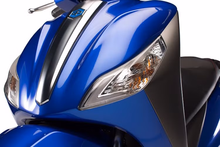 Ở phần yếm trước xe, Medley có cách bố trí các chi tiết cũng giống như Liberty với một dải nẹp mạ chrome mờ ở chính giữa, cùng với hai đèn xi-nhan đặt ngang hai bên. Tuy nhiên, những đường nét trên Medley được làm nổi hơn cùng với đèn xi-nhan "mắt xếch" thể thao hơn Liberty.