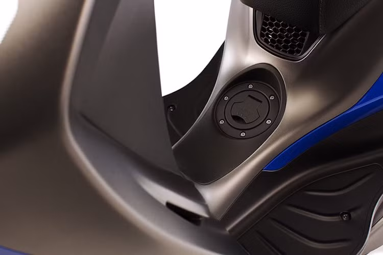 Bình xăng của xe đặt ở vị trí khá lạ là bên dưới sàn để chân, với nắp xăng thiết kế thể thao tương tự các xe phân khối lớn.