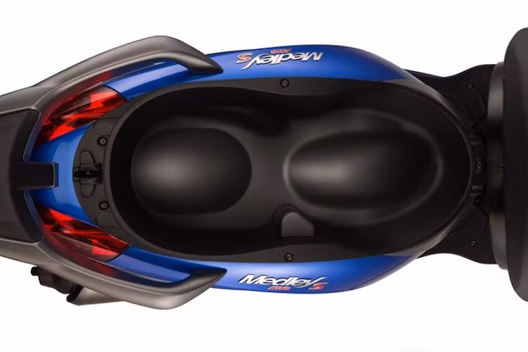 Nhờ có bình xăng được bố trí ở vị trí khác, Piaggio có thể tăng thể tích hộp chứa đồ dưới yên Medley lên tới 36,2 lít.
