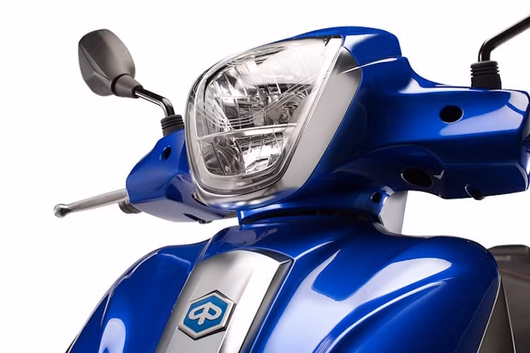 Phần đầu xe nổi bật với đèn pha đặt dọc, kéo dài về phía sau và được viền phần dưới bởi một dải chrome mờ tinh tế nhưng khỏe khoắn.