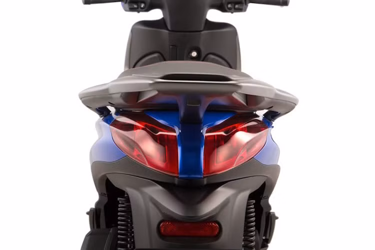 Phần đuôi xe có đèn hâu chia làm hai phần có kích thước lớn, tích hợp xi-nhan và vuốt nhọn về phía sau đầy thể thao.