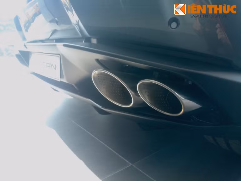 Chụp ống xả mạ chrome.