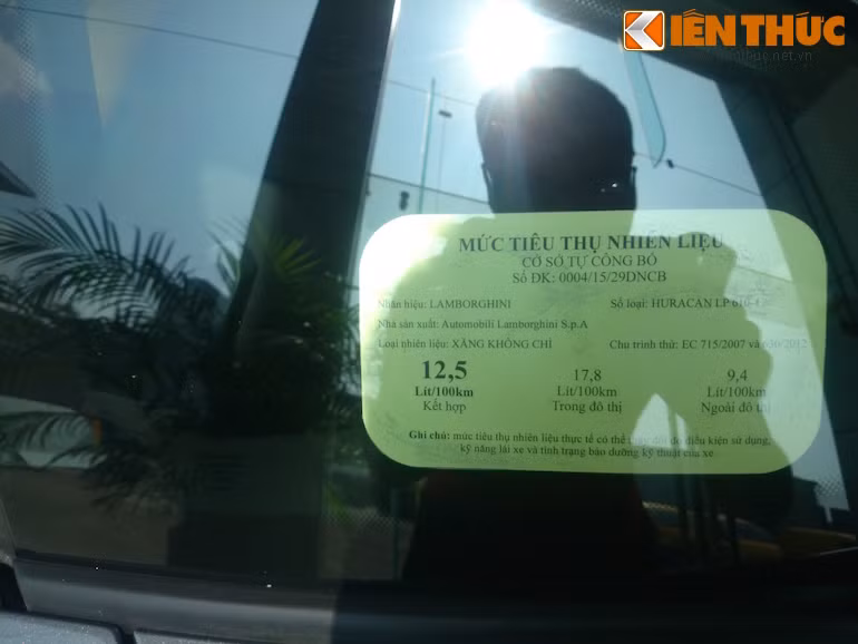 Tem dán xanh chỉ mức tiêu thụ nhiên liệu. Với trung bình 12,5 lít xăng/100 km, Huracan là một chiếc siêu xe khá tiết kiệm nhiên liệu.