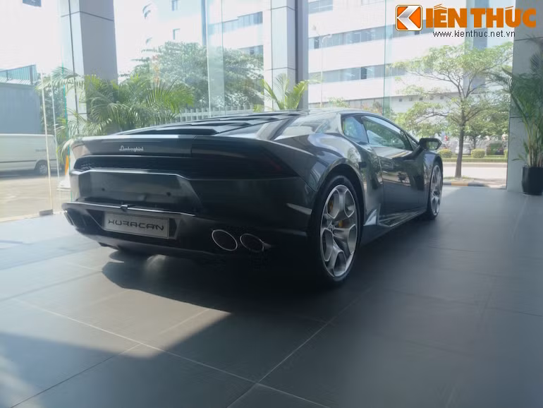 Lamborghini Huracan từ góc nhìn phía sau.