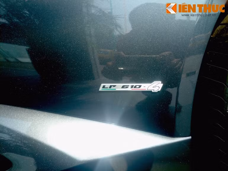 Tên đầy đủ của xe là Lamborghini Huracan LP 610-4. Trong đó LP chỉ cấu hình động cơ đặt dọc (longitudinale/posteriore), 610 là công suất động cơ V10 5.2l của xe (tính bằng đơn vị ps, tương đương 602 mã lực) và 4 ám chỉ hệ dẫn động 4 bánh toàn thời gian.