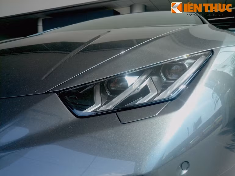 Kiểu dáng của xe là tập hợp các đường thẳng, gấp khúc và chữ Y. Ngay cả đèn pha cũng được thiết kế với mô-típ trên.