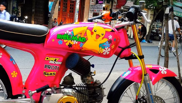 Chảng ba phía trước của xe có ty phuộc kiểng màu vàng độc đáo, đồng thời hệ thống phanh cũng được nâng cấp lên phanh đĩa của Wave S 110.