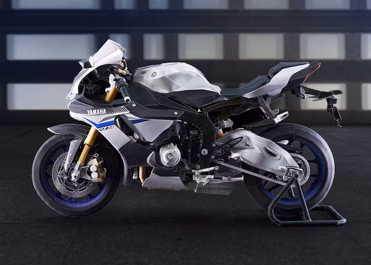 Tuy nhiên, trong tất cả các mẫu mô hình giấy từ trước tới nay, chiếc R1M mới nhất có độ chi tiết cao chưa từng thấy và "ăn đứt" hai phiên bản cũ.