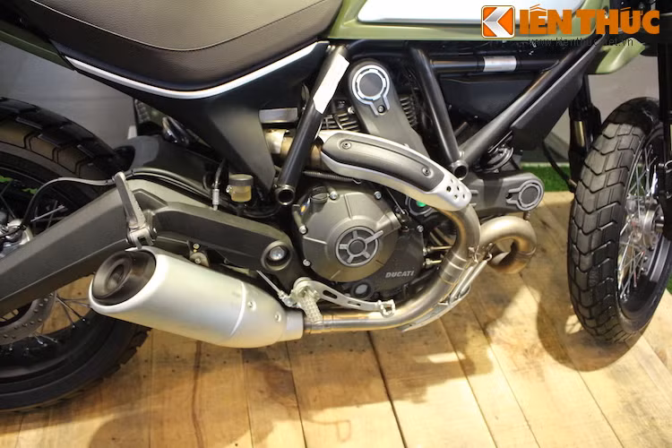 Scrambler Urban Enduro vẫn được trang bị động cơ L-Twin 803 cc làm mát bằng không khí tương tự Monster 796. Tuy nhiên, công suất động cơ bị giảm 5 mã lực, chỉ còn 75 mã lực.