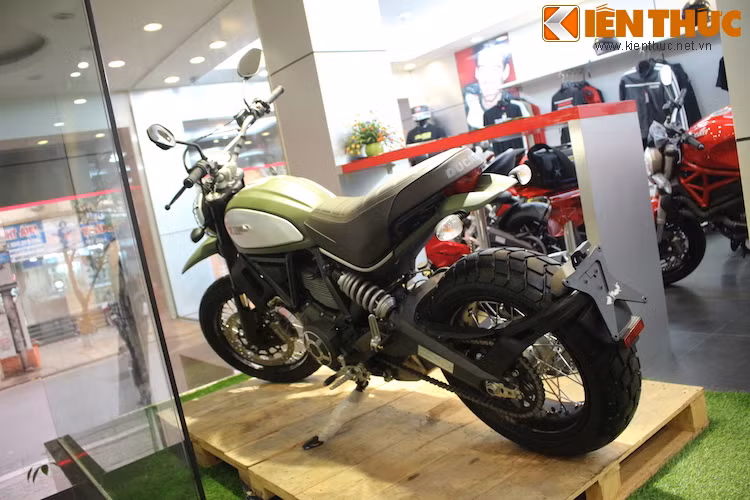 Trong đó, phiên bản cơ bản Icon về Việt Nam đầu tiên, trong khi phải tới tháng 5 vừa qua 3 phiên bản Classic, Urban Enduro và Full Throttle mới tới nước ta. Trong đó, "chiến binh" Ducati Scrambler Urban Enduro là một phiên bản cá tính với nhiều điểm mới lạ.