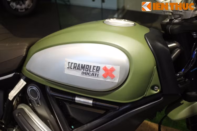 Bình xăng có miếng ốp mới, với hình chữ X màu đỏ đầy cá tính thay vì logo Scrambler cánh chim.