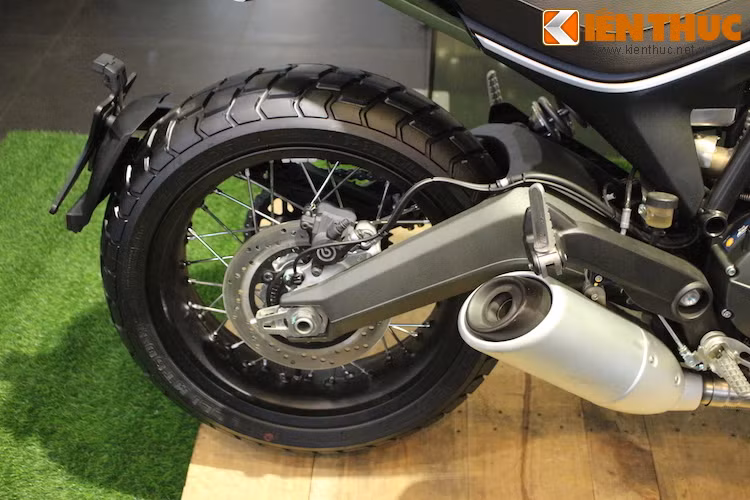Ống xả, phanh và gắp phía sau cũng hoàn toàn không có điểm thay đổi gì do với bản Icon.