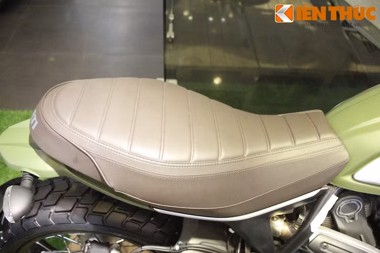 Yên của Scrambler Urban Enduro có màu nâu nhạt đầy phong trần, kèm theo đó là những đường vân chỉ chần ngang đẹp mắt.