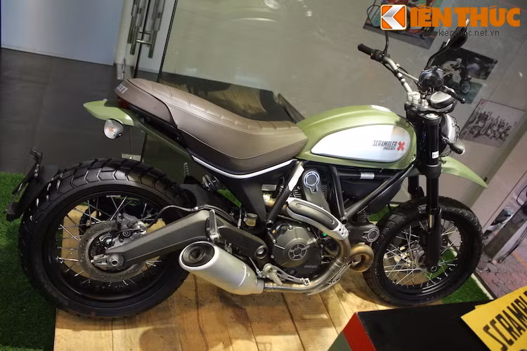 Giống như các bản Classic và Full Throttle, Ducati Scrambler Urban Enduro có giá chính hãng tại Việt Nam khoảng 363 triệu đồng (16.700 USD) - đắt hơn Icon khoảng 60 triệu đồng.