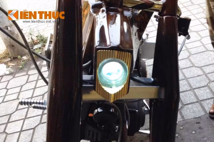 Đầu xe được thiết kế với đèn pha dạng projector đặt trong một khung bằng đồng, kéo dài ra tạo cảm giác như mỏ của một chú đại bàng. Chảng 3 rộng thoáng cùng với phuộc trước lớn khiến chiếc xe trông mạnh mẽ hơn.