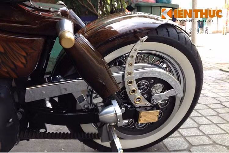 Dè sau được cắt nhọn, cùng với những chi tiết kim loại sáng bóng là điểm nhấn độc đáo cho chiếc xe ở phía sau.