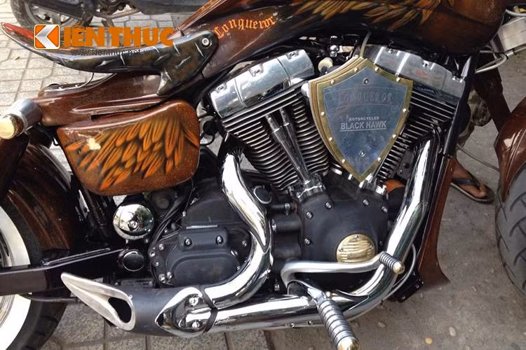 Khối động cơ V-Twin của Harley-Davidson Dyna được giữ nguyên, nhưng có ống xả "thửa" riêng đầy nghệ thuật cùng ốp lọc gió làm bằng đồng, khắc CNC tên xe và logo Conqueror.