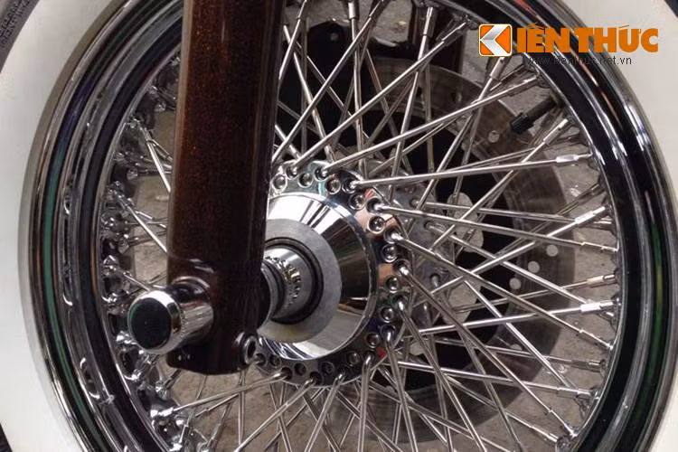 Nhờ có phuộc rộng nên chủ xe có thể lắp được bánh lớn cùng với niềng căm mạ chrome 72 nan cổ điển đầy mạnh mẽ và độc đáo.
