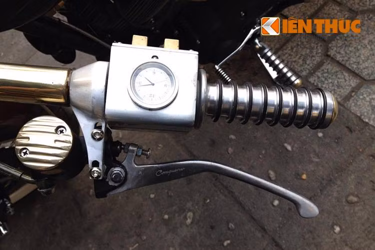 Dấu ấn steampunk tiếp tục được thể hiện trên đồng hồ báo giờ gắn trên cùm, cùng với heo dầu ốp đồng vàng ở ngay bên cạnh.