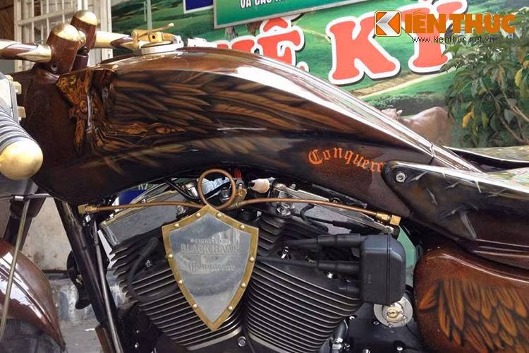 Toàn bộ chiếc xe được sơn airbrush vẽ hình cánh đại bàng. Dòng chữ Conqueror - "Kẻ chinh phục" xuất hiện ở nhiều chi tiết trên xe, là mong muốn của chủ nhân về một thương hiệu xế độ "Conqueror".