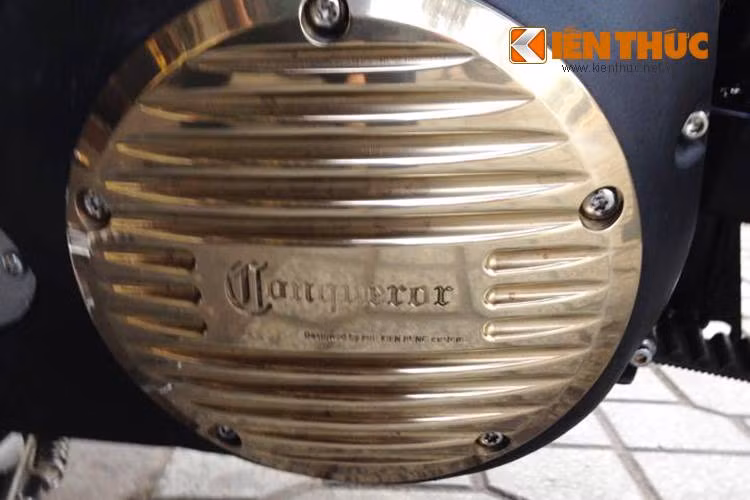Tương tự, ốp bưởng máy cũng đã được chủ xe khắc CNC từ đồng, nổi bật trên nền sơn đen mờ của bưởng máy.