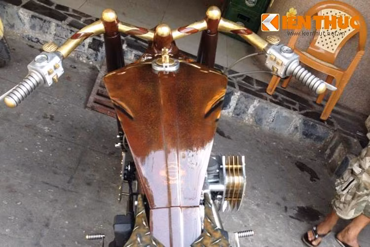 Tay lái cùng với những cùm công tắc cũng là một trong những chi tiết mà chủ xe ưng ý nhất trên bản độ Blackhawk này, ghi-đông được mạ vàng sang trọng và các cùm được chế tạo thủ công.