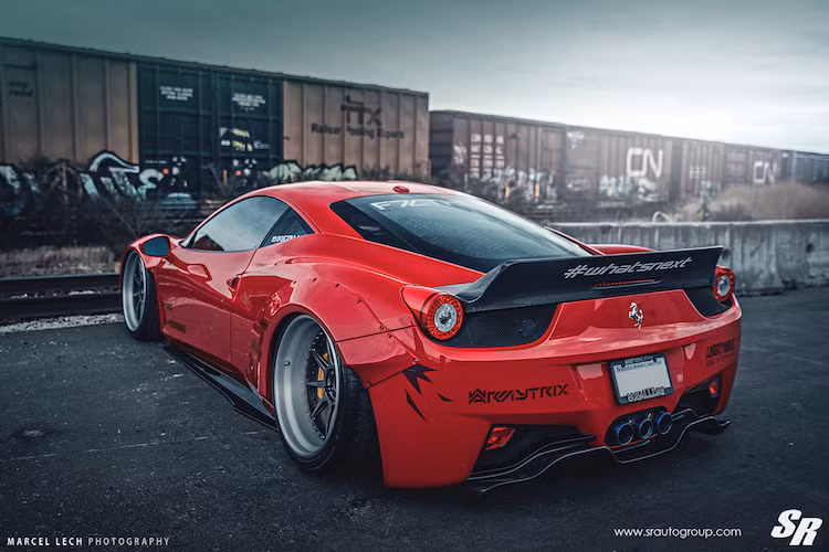 Kèm theo bộ widebody là cản trước "độ" cùng cánh đuôi dạng "đuôi vịt" ở phía sau.