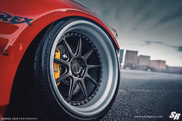 Ngoài bộ widebody, vẻ "nguy hiểm" của 458 còn được tôn lên nhờ hệ thống treo khí Airrex với khả năng hạ thân xe xuống sát đất, cùng với bộ mâm PUR LG08 đẳng cấp.