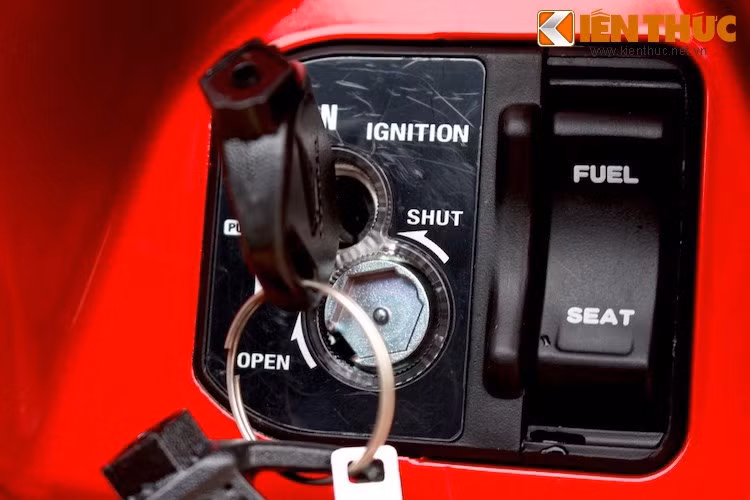 Air Blade mới có ổ khóa từ kèm đèn chiếu sáng và nút mở nắp nhiên liệu/yên (ở một số phiên bản đi kèm đèn định vị, cảnh báo).