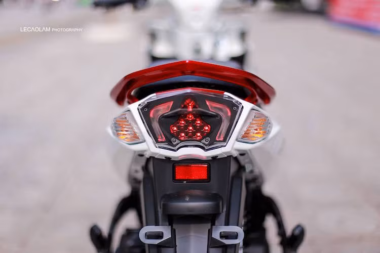 Cũng có đèn hậu LED nhưng xi-nhan của Nouvo vẫn được tách rời với đèn hậu.