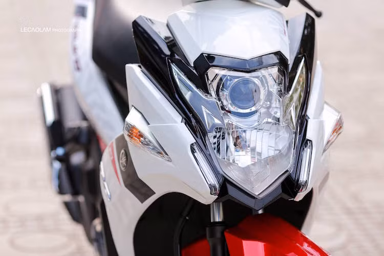 Trái ngược với Air Blade, đèn pha và đèn định vị LED của Nouvo có thiết kế đặt dọc, trong đó đèn pha là dạng thấu kính projector cao cấp. 2 đèn xi-nhan được đặt tách rời ở hai bên cánh yếm.