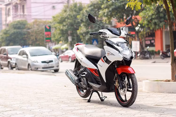 Trong khi đó, Yamaha Nouvo ở Việt Nam hiện tại đã tới thế hệ thứ 6, được ra mắt chính thức từ tháng 11/2014 và vừa có phiên bản mới thay tem vào đầu tháng 12.