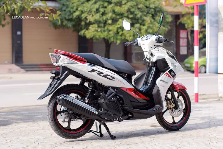 Tuy nhiên, Air Blade vẫn chưa sở hữu thiết kế "cực đoan" bằng Nouvo. Với kiểu dáng cực kỳ mạnh mẽ, chiếc xe không những chỉ phù hợp với khách hàng trẻ mà còn chỉ hợp với nam giới.