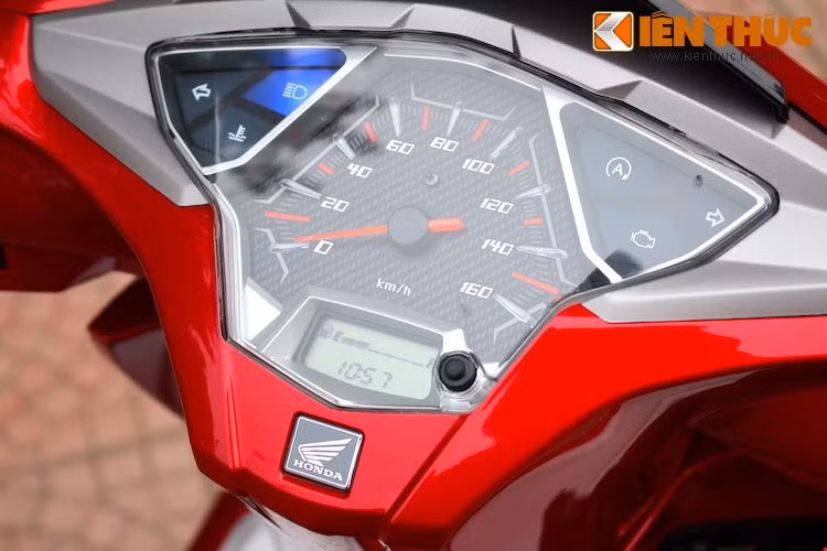 Bảng đồng hồ của Air Blade chủ yếu chỉ báo bằng các đèn khác nhau và có thêm một màn hình nhỏ báo giờ, quãng đường và mức xăng, định vị...